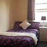 Central Reading 4 Bedrooms Free Parking