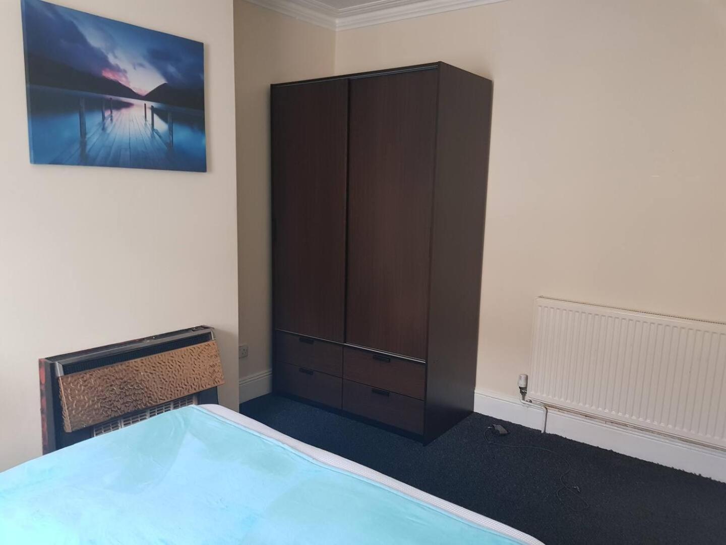 4 Bedrooms Free Parking Apartment Reading